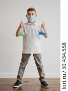 little boy holding chemical elements recipients. Стоковое фото, агентство Ingram Publishing / Фотобанк Лори