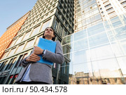 low angle businesswoman holding clipboard city. Стоковое фото, агентство Ingram Publishing / Фотобанк Лори