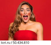 medium shot woman wearing red lipstick. Стоковое фото, агентство Ingram Publishing / Фотобанк Лори