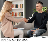 mid shot woman therapist shaking hands with man. Стоковое фото, агентство Ingram Publishing / Фотобанк Лори