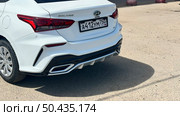 Задняя часть белого автомобиля Hyundai Solaris с российским номером. Редакционное фото, фотограф Антон Моргунов / Фотобанк Лори