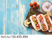 top view tacos wooden board. Стоковое фото, агентство Ingram Publishing / Фотобанк Лори