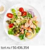 Grilled salmon salad with fresh lettuce, tomatoes, green olives, red onion and pasta. Healthy food, diet. Top view. Стоковое фото, агентство Ingram Publishing / Фотобанк Лори