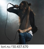 artist singing stage holding microphone. Стоковое фото, агентство Ingram Publishing / Фотобанк Лори