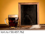 blackboard standing glass beer wooden table. Стоковое фото, агентство Ingram Publishing / Фотобанк Лори