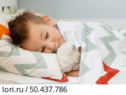 boy sleeping with his favorite toy. Стоковое фото, агентство Ingram Publishing / Фотобанк Лори