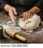 female chef kneading pizza dough. Стоковое фото, агентство Ingram Publishing / Фотобанк Лори