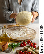 female chef preparing dough pizza. Стоковое фото, агентство Ingram Publishing / Фотобанк Лори