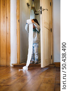 girl standing inside bathroom holding toilet paper. Стоковое фото, агентство Ingram Publishing / Фотобанк Лори