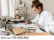 medium shot woman drawing project. Стоковое фото, агентство Ingram Publishing / Фотобанк Лори