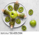 top view delicious popsicles with apples kiwi. Стоковое фото, агентство Ingram Publishing / Фотобанк Лори