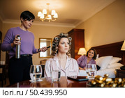 Нежный образ: создание свадебной прически для невесты в отеле. Стоковое AI-изображение, AI-художник Сергей Никифоров-Гордеев / Фотобанк Лори