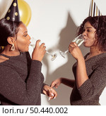 women looking each other while drinking champagne. Стоковое фото, агентство Ingram Publishing / Фотобанк Лори