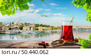 Tea and panorama of Istanbul with a view of the golden horn near the Bosphorus at sunset, Turkey. Стоковое фото, агентство Ingram Publishing / Фотобанк Лори