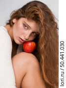 freckled woman posing with red apple. Стоковое фото, агентство Ingram Publishing / Фотобанк Лори