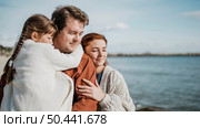 medium shot happy family seaside. Стоковое фото, агентство Ingram Publishing / Фотобанк Лори