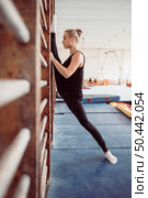 side view blonde woman exercising gymnastics olympics. Стоковое фото, агентство Ingram Publishing / Фотобанк Лори