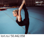 side view blonde young woman training gymnastics olympics. Стоковое фото, агентство Ingram Publishing / Фотобанк Лори