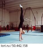 sideways blonde woman training gymnastics olympics 2. Стоковое фото, агентство Ingram Publishing / Фотобанк Лори