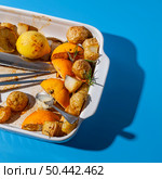 top view potatoes lemon leftovers. Стоковое фото, агентство Ingram Publishing / Фотобанк Лори