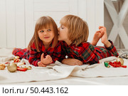 boy whispering his sister something. Стоковое фото, агентство Ingram Publishing / Фотобанк Лори