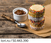 close up view delicious alfajores 7. Стоковое фото, агентство Ingram Publishing / Фотобанк Лори