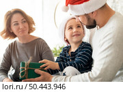 front view happy family being together christmas day. Стоковое фото, агентство Ingram Publishing / Фотобанк Лори