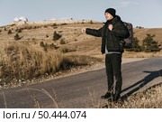 full shot man hitchhiking. Стоковое фото, агентство Ingram Publishing / Фотобанк Лори