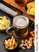 high angle beer snacks arrangement. Стоковое фото, агентство Ingram Publishing / Фотобанк Лори