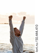 man being victorious sea. Стоковое фото, агентство Ingram Publishing / Фотобанк Лори