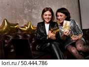 pretty women video calling friends. Стоковое фото, агентство Ingram Publishing / Фотобанк Лори