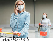 social distancing concept public areas 24. Стоковое фото, агентство Ingram Publishing / Фотобанк Лори