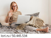 woman with laptop quarantine. Стоковое фото, агентство Ingram Publishing / Фотобанк Лори