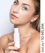 front view woman with beauty product concept 9. Редакционное фото, агентство Ingram Publishing / Фотобанк Лори