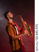 musician playing saxophone fog. Стоковое фото, агентство Ingram Publishing / Фотобанк Лори