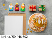 top view three kings with crowns epiphany day dessert. Стоковое фото, агентство Ingram Publishing / Фотобанк Лори