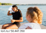 female friends working out together. Стоковое фото, агентство Ingram Publishing / Фотобанк Лори
