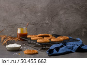 Caramel cookies flowing out of the oven, in the kitchen after baking. Стоковое фото, агентство Ingram Publishing / Фотобанк Лори