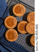 Caramel cookies flowing out of the oven, in the kitchen after baking. Стоковое фото, агентство Ingram Publishing / Фотобанк Лори