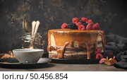 Delicious caramel cake with blackberries and raspberries. Стоковое фото, агентство Ingram Publishing / Фотобанк Лори