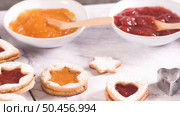 Homebaked Christmas Cookies With fruit Jam filling and Icing Sugar. Стоковое фото, агентство Ingram Publishing / Фотобанк Лори