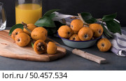 loquats on kitchen counter background. Стоковое фото, агентство Ingram Publishing / Фотобанк Лори