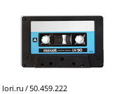 Старая японская аудиокассета Maxell 90 минут, изолят на белом фоне - Санкт-Петербург, Россия, Май 2025. Редакционное фото, фотограф Мария L. / Фотобанк Лори