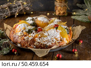 Bolo do Rei or King’s Cake, Made for Christmas, Carnavale or Mardi Gras with Christmas season elements in Background. Стоковое фото, агентство Ingram Publishing / Фотобанк Лори