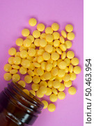 Medical pills spilling out of a toppled from pill bottle. Стоковое фото, агентство Ingram Publishing / Фотобанк Лори