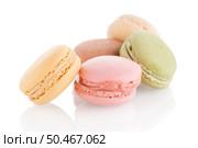 Colorful French Macarons on the white background. Стоковое фото, агентство Ingram Publishing / Фотобанк Лори