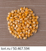 Top view of circle of corn against beige vinyl background. Стоковое фото, агентство Ingram Publishing / Фотобанк Лори