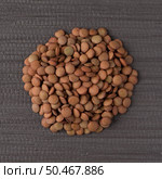 Top view of circle of lentils against grey vinyl background. Стоковое фото, агентство Ingram Publishing / Фотобанк Лори