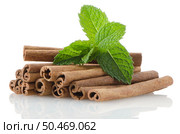 Cinnamon sticks on white reflective background. Стоковое фото, агентство Ingram Publishing / Фотобанк Лори