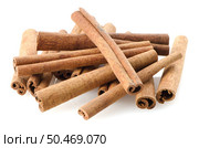 Cinnamon sticks on white reflective background. Стоковое фото, агентство Ingram Publishing / Фотобанк Лори